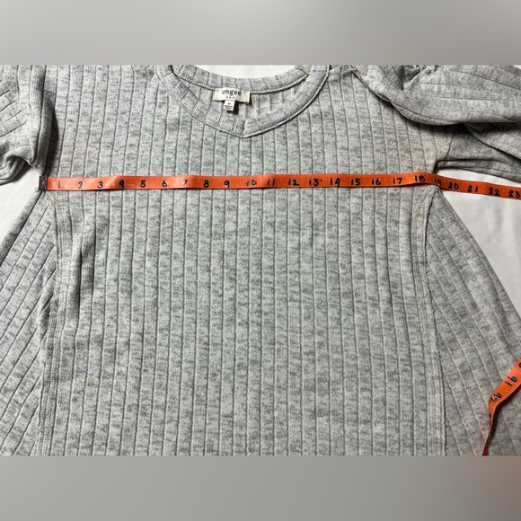 UMGEE Light gray ribbed cold shoulder knit top‎ size M - Picture 14 of 15